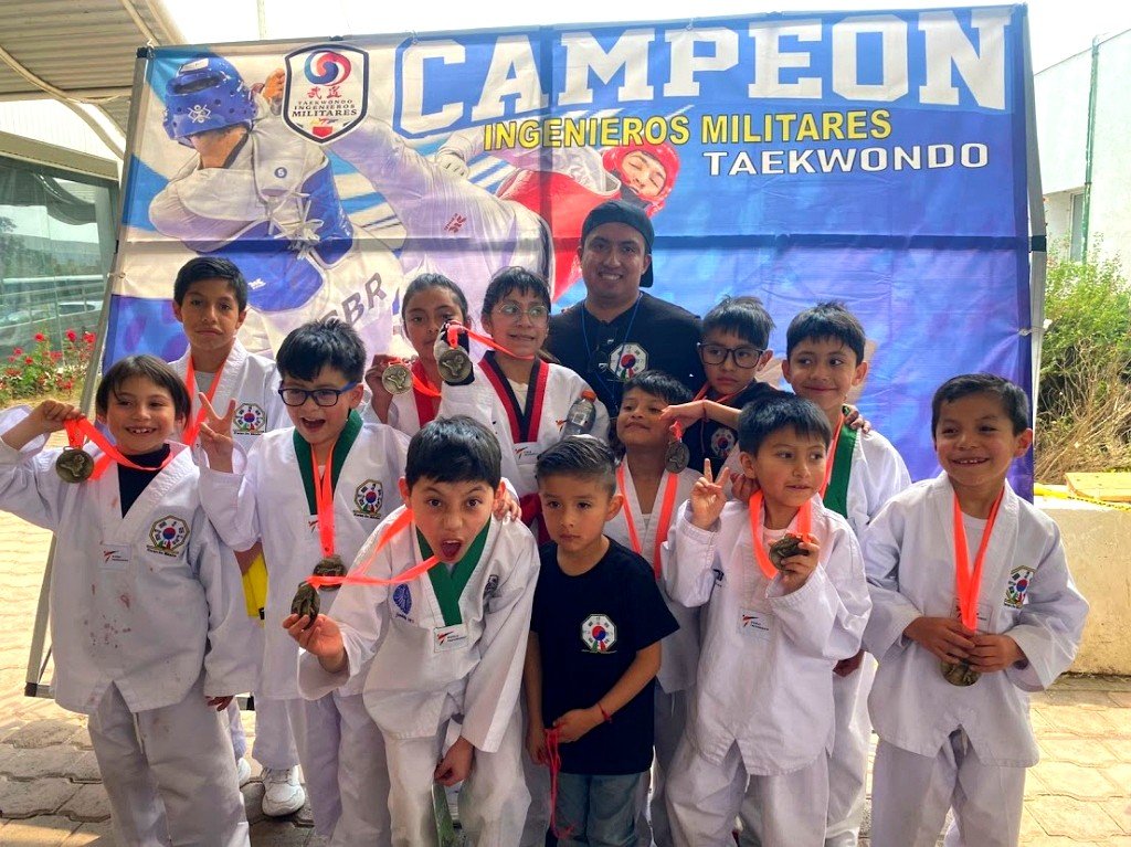 Alumnos de Jaguares Taekwondo posando felices con sus medallas de torneo